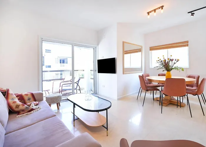 Quiet 2 Bedroom Beachside Apt With Balcony By Holyguest