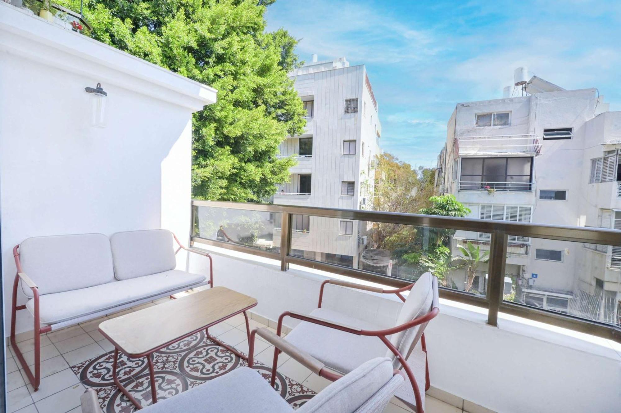 Quiet 2 Bedroom Beachside With Balcony By Holyguest Apartment
