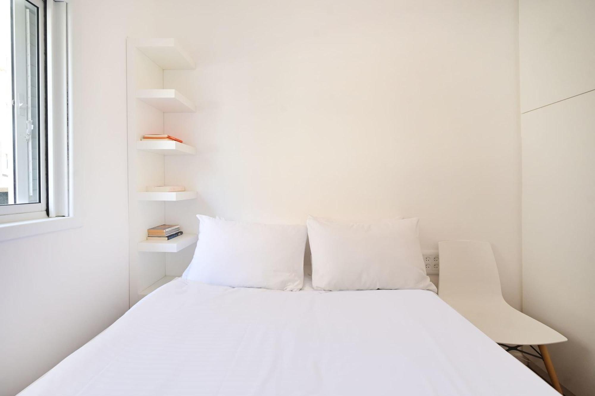 Quiet 2 Bedroom Beachside With Balcony By Holyguest Tel Aviv