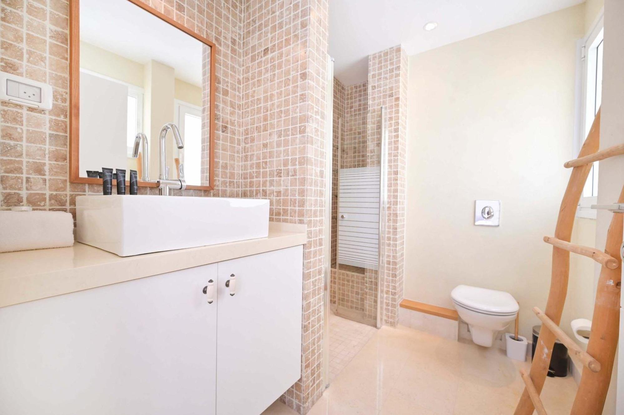 Quiet 2 Bedroom Beachside With Balcony By Holyguest