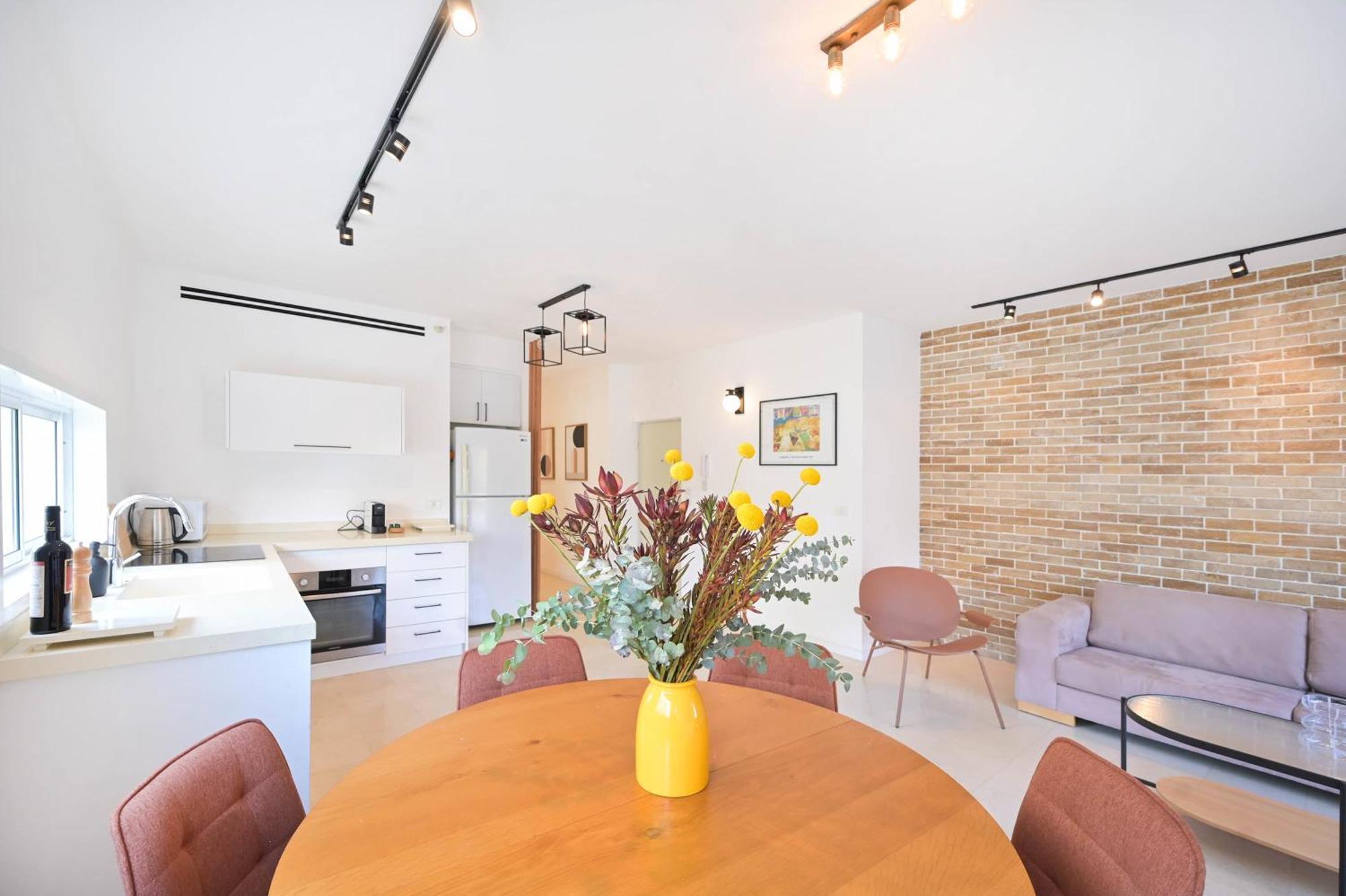 Quiet 2 Bedroom Beachside With Balcony By Holyguest
