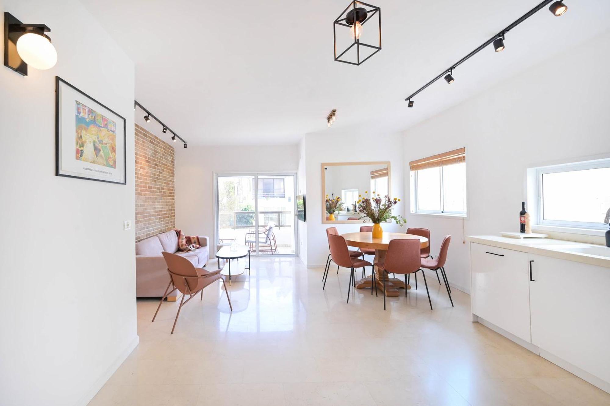 Quiet 2 Bedroom Beachside With Balcony By Holyguest *